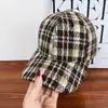 Gorra de Béisbol Vintage Estilo Coreano de Cuadros Rojos con Visera Dura, Unisex Casual Versátil para Todas las Estaciones Que Hace que la Cara Parezca Más Pequeña