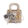 A nova bolsa de mão fashion da Henggeng é uma bolsa Lady Dior acolchoada de luxo leve, uma bolsa feminina transfronteiriça com um toque de alta qualidade, adequada para o trabalho, como bolsa de ombro ou transversal.