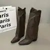 Bota alta western cowboy clássica, bico fino com tachas, salto grosso, zíper lateral, sapato feminino de salto alto, 2026 retrô