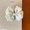 Grampo de banana estilo coreano com laço floral delicado para mulheres, adequado para penteados presos na nuca, adiciona volume e confere um visual sofisticado
