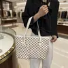 Bolsa de mano retro de alta gama de gran capacidad, un nuevo estilo transfronterizo, versátil para el trabajo, a la moda, con un patrón de monograma único, y se puede llevar en la mano o usar como bandolera.