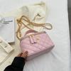 Bolso Pequeño con Texto de Moda para Mujer 2025 Nuevo Diseño Nicho Primavera y Verano Bolso Cruzado de Cadena Rómbica Bolso Cubo Portátil