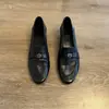 Mocasines slip-on Camellia de cuero suave para mujer, nueva colección otoño 2026, zapatos pequeños de cuero retro estilo británico, planos versátiles