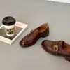 Sapatos Femininos Retro de Bico Redondo e Salto Médio em Couro Macio 2026 Primavera Novo Mocassins de Salto Bloco em Couro Genuíno com Fivela de Metal