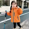 Jaqueta Softshell para Meninas Primavera e Outono 2026 Nova Estilosa Roupa Externa Três em Um para Bebês Conjunto de Duas Peças Outono e Inverno Infantil