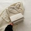 Bolsa de ombro popular deste ano feminina 2024 nova moda textura bolsa mensageiro primavera e verão estilo ocidental axila retrô pequena bolsa quadrada