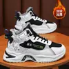 Nuevos zapatos de invierno para hombre: zapatillas altas transpirables, modernas y versátiles, con suelas gruesas, forro de felpa para abrigar y un estilo deportivo tipo "dad shoe"