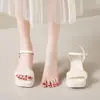 Novos Sapatos Abertos de Tira Única Suaves com Solas Grossas, Salto Alto, Salto Bloco, Sandálias Estilo Chanel para Mulheres, Salto Médio, Verão 2025