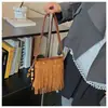 Nova bolsa de ombro com franjas em camurça, atacado do fabricante, bolsa transversal nicho da moda, bolsa quadrada pequena retrô francesa para mulheres
