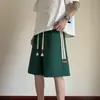Shorts Esportivo com Estampa de Abacaxi Listrado para Homens, Tendência de Verão Estilo Americano Casual Solto de Perna Larga Comprimento no Joelho Secagem Rápida