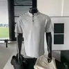 Camiseta Blanca-Gris Estilo Americano con Cuello Henley para Hombre, Verano Cleanfit Parcheado Resistente de Manga Corta Camisa Polo de Gama Alta para Hombre