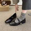 Zapatos de tacón bajo retro de estilo coreano para mujer con punta cuadrada y diseño poco profundo, nuevos zapatos Mary Jane de felpa de suela plana elegantes, versión coreana, invierno 2024