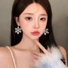 Pendientes de copo de nieve de diamantes de imitación dulces y exquisitos Temperamento de lujo ligero para mujer Diseño de nicho de alto sentido Nueva moda de celebridad de Internet Joyería para las orejas