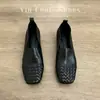 [en stock y entrega rápida] Zapatos de tacón grueso tejidos retro con cabeza cuadrada para mujer, boca poco profunda, nuevos para primavera y otoño, mocasines de uso diario versátiles