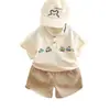 Nuevo traje de verano de dibujos animados para niños, conjunto de dos piezas con cuello de solapa y pantalones cortos, atuendo de moda de verano moderno y genial para bebé