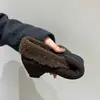 Nuevos Zapatos Individuales Versátiles Otoño e Invierno 2025 con Forro de Felpa, Zapatos de Algodón Cálidos, Botines Cortos Retro Peludos de Punta Gris que Aumentan la Altura