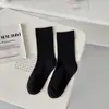 Meias brancas estilo MiuMiu femininas estilo coreano listradas verticais comprimento médio da panturrilha meias de algodão anti-pilling cor sólida primavera e outono allmatch meias longas