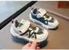 Zapatos deportivos ligeros y cómodos de punta cerrada, anti-patadas, resistentes al desgaste para exteriores, nuevo modelo de principios de otoño 2026, zapatillas funcionales para correr para niños y niñas
