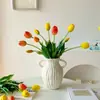 Arreglo artificial de tulipanes de silicona suave de 5 tallos, adecuado para la decoración de la sala de estar o el escritorio, disponible en stock