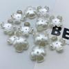 Luz Pérola Flor Pequena de Quatro Pétalas Furo Reto DIY Caseiro Grampo de Cabelo Antigo Material com Contas Acessórios de Decoração de Garrafa