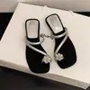 Sandálias Prateadas Elegantes de Dedo para Mulheres, Tamanho Grande, Novo Modelo Verão 2026, Para Uso ao Ar Livre, Estilo Fada com Strass, Adequadas para Combinar com Vestidos