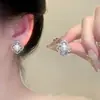 Brincos de Tarraxa Flor de Lis de Metal Vazado Minimalista Moda de Nicho Pérola, Brincos Versáteis de Design de Luxo Leve Personalizados Atacado