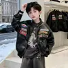 Jaqueta de Couro para Meninos 2026 Primavera/Outono Novo Estilo Jaqueta de Couro PU com Gola Alta Infantil para Bebês e Crianças Pequenas Roupas de Motociclista Estilosas e Modernas