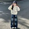 Conjunto de duas peças de suéter estilo coreano para meninas 2026 outono e inverno, conjunto casual de duas peças com suéter de tricô com capuz e jeans para crianças mais velhas