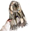 Bufanda Cálida de Cuadros de Color Contrastante de Alta Gama para Otoño e Invierno Chal para Mujer Versátil Ropa de Trabajo Bufanda de Imitación Cachemir con Borlas de Arena Fina