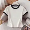 Camiseta de Manga Corta en Contraste Blanco y Negro para Mujer 2026 Nuevo Verano Ajuste Delgado Versátil Top Corto de Hombro Rosa Blanco Algodón