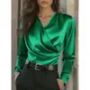 Blusa de Satín con Escote en V Cruzado, Cintura Fruncida y Mangas Largas Decoradas con Botones, una Camisa Elegante con un Diseño de Principios de Otoño