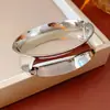 Pulseira Redonda de Aço Titânio Totalmente Cravejada em Diamante Estilo Francês, Pulseira Simples e Fashion de Luxo Leve, Senso de Design, Joia Versátil e Única para Públicos de Nicho