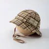 Gorro de invierno a cuadros para bebé con viseras delantera y trasera, etiquetado como gorro de pescador de doble ala para recién nacido, nuevo y lindo estilo de otoño