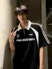 Camisa Polo Rayada con Bloques de Color y Media Cremallera para Hombre con Diseño Inspirado en Motocicleta, Manga Corta, Ajuste Regular en Hombros Estilo Americano