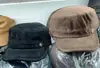 Sombrero de equitación retro de gamuza negra de copa plana, un sombrero de otoño moderno y sofisticado para mujer, diseñado para hacer que el rostro parezca más pequeño, con ala de pico de pato