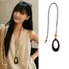 Estilo Harajuku ~ Collar con Colgante Ovalado Cortado en Cuerda de Cuero Negro para Mujer 2025 Nuevo Diseño de Nicho Cadena para Suéter Estilo Étnico
