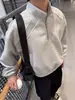 Camisa polo de manga larga color block de moda estilo Hong Kong 2025 para hombre, con letras bordadas, un diseño retro americano, corte holgado y cierre de media cremallera