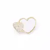 Broche de Alto Padrão Nicho Coração de Madrepérola Natural, Doce e Delicado, com Dois Corações Incrustados de Pedras, Pequeno Broche de Lapela, Acessório Feminino