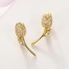 Pendientes de diamantes con microincrustaciones de estilo INS europeo y americano de Cao Shi, con diseño de moda, estilo retro de metal dorado con hebilla de rosa para mujer