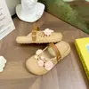 Nuevo pañuelo para la cabeza floral rosa hueco, zapatillas de media caña para mujer, ropa exterior de verano nueva, zapatos ligeros súper bonitos antideslizantes con agujeros