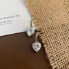 Brincos únicos de pedra hao microincrustada, material de cobre, estilo minimalista, brincos femininos modernos em formato de coração, design criativo de luxo leve, brincos estilo ins