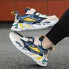Sapatos esportivos masculinos atacado primavera e outono temporada escolar tênis de corrida crianças médias e grandes malha couro sapatos casuais antiderrapantes resistentes ao desgaste