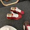 Tênis feminino de couro macio em blocos de cores da moda, novo para o outono de 2026, sapatos esportivos casuais planos versáteis
