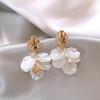 Pendientes Dorados de Lujo Ligero Vintage de Alta Gama para Mujer 2026 Nuevo Estilo Pendientes de Perla con Agujas de Plata Diseño de Nicho Accesorios Metálicos para Orejas