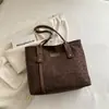 2026 Nueva Bolso Tote de Hombro Único de Alta Gama, Moderno, Gran Capacidad, para Viajes Diarios de Mujeres, Bolso Casual de Nicho Nuevo para Mujeres