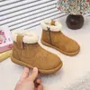 Botas de Nieve para Niñas Tendencia 2025 Invierno Nuevas Estilo Coreano Botas de Algodón Cálido de Peluche para Niñas Pequeñas Botas Cortas de Terciopelo de Cordero a la Moda