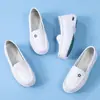 Suministrado directamente por el fabricante, zapatos de enfermera de color liso para mujer, de suela gruesa, con amortiguación de aire para verano, de suela blanda, antideslizantes, cómodos, específicamente para el trabajo en el hospital