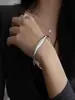 Pulsera Abierta Cruzada Europea y Americana Moda Estilo Ins Acero de Titanio Chapada en Oro de 18K Lisa Irregular Forma de C para Mujer, Venta al por Mayor desde Fabricante