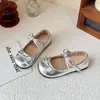 Zapatos de Princesa con Lazo de Moda para Niña 2026 Nuevo Estilo Primavera y Otoño Zapatos Planos de Cuero Plateados Suaves para Bebé