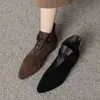 Botas curtas de algodão com forro de fleece estilo francês para mulheres, nova coleção outono/inverno 2026, bico fino, salto grosso, botas estilo Martin com design patchwork, efeito emagrecedor, botinhas
